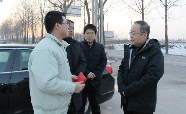 永壽縣縣委常委、副縣長屈春生春節(jié)前到華浩軒公司走訪慰問縣...